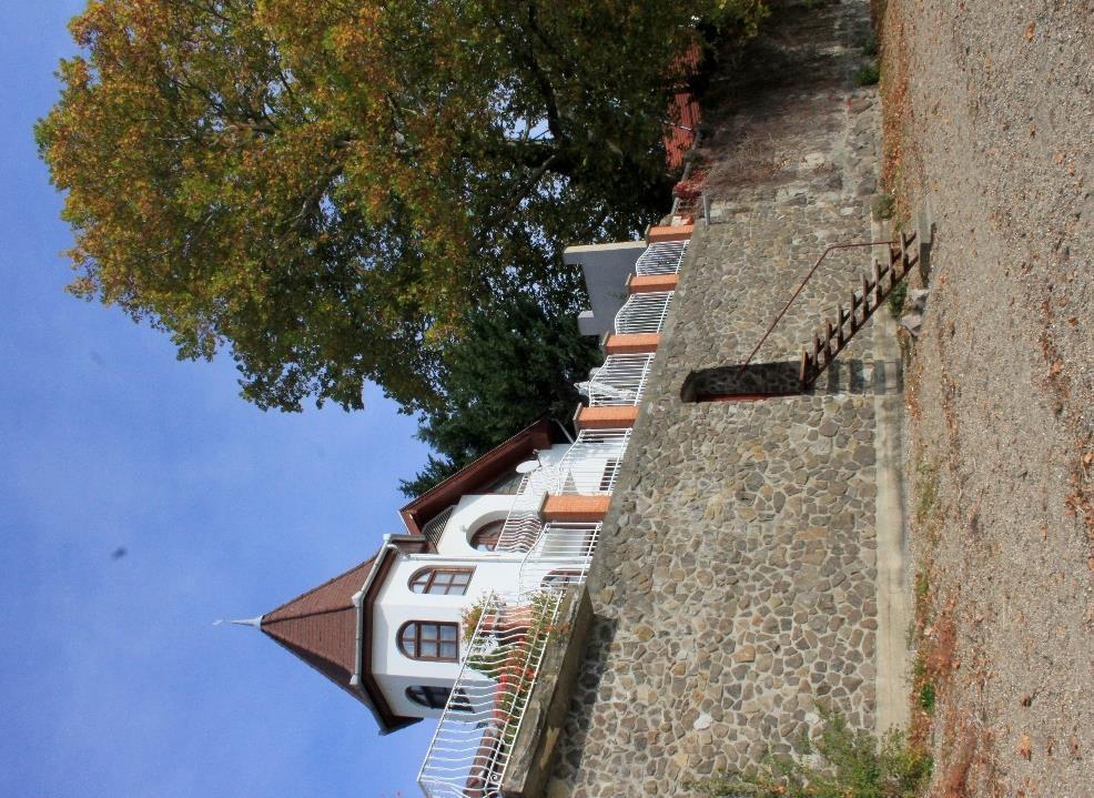 A Verőcét védő támfalat Ybl Miklós tervezte meg a XIX. század végén.