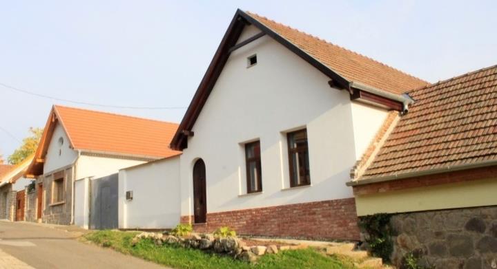 A földszintes, nyeregtetős épületek sora hézagosan, zártsorúan épült be a