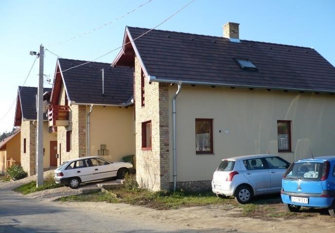Új beépítés Az újabb lakóterületek a Duna-parti sávban, a hagyományos falu