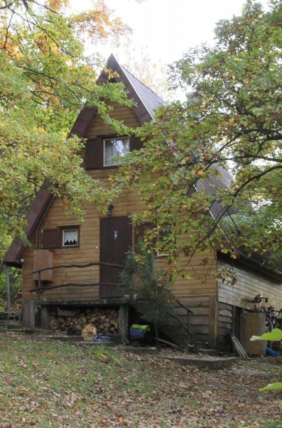 Üdülőterületek Verőce egyik legkedveltebb helye a Faluföle déli erdővel borított domboldala, ahol az árvizektől mentes telkekről gyönyörű panoráma nyílik a Duna-kanyarra.