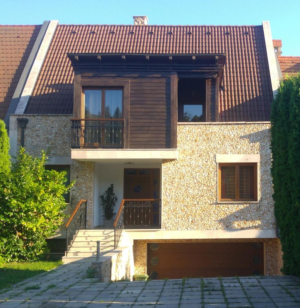 Ablakok Az ablakok a homlokzatok szemei, azokon keresztül nyit az épület a közterületek felé. Az ablakok így az épület arányait, esztétikai összhangját mutatják kívülről.