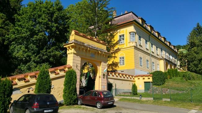 A XX. században helyreállított hídfő romjai és a Migazzi kastély kazánházának falai, melyek feltehetően római őrtornyok részei voltak.