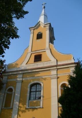Műemlékek A településközpontban egy kis dombon magasodik az 1736-43-ig épített műemléki Szent András templom.