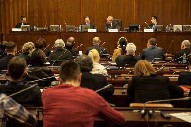 Egyrészt szakértői munkacsoportok segítségével megvizsgáltuk a helyi termékek határ menti kereskedelmének lehetséges könnyítési feltételeit, valamint a mentőautók határon túli mozgásának jogi