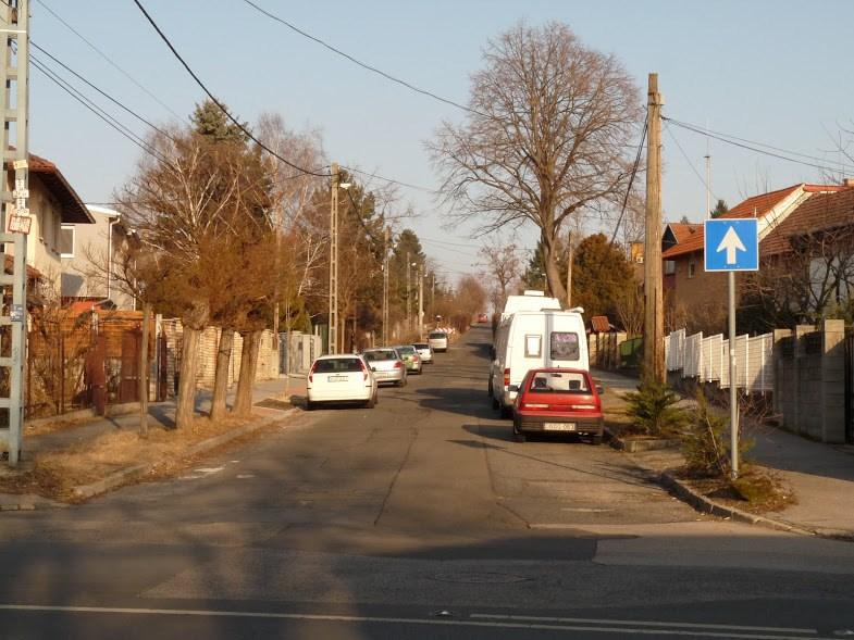 Az útvonal egyik kritikus pontja a Thököly út és Batthyány utca keresztezése, amely a Szolnoki út felől érkezve nagyon nehezen belátható.
