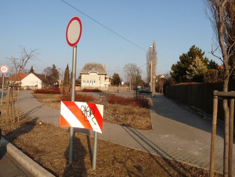 A József utca keresztezése sajnos a legutóbbi átépítéssel kerékpáros szempontból rosszabb lett: a Budapesti úton való szabályos