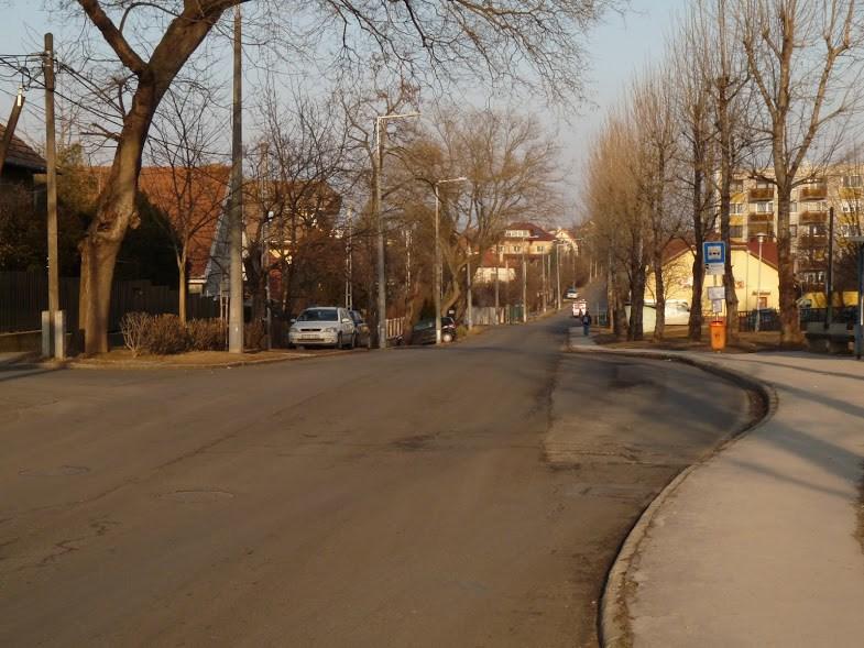 Egy lehetséges megoldás: nyitott kerékpársáv A Futórózsa utca-arany János utca közötti szakasz jellemzői a szélesebb úttest, a közepesnél nagyobb forgalom és a menetrend szerinti buszközlekedés.