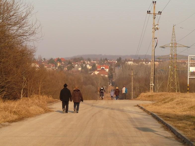 Az Arany János utca-sarjú út közötti szakasz egy ipartelepi kapubehajtótól eltekintve lakóutcaként működik, ma is jellemző az úttesten a gyalogos forgalom.