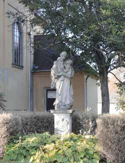 MÁRIA SZOBOR A templomkertben álló későbarokk szobormű melyet Sághy Mihály földesúr emeltetett a XIX. század elején.