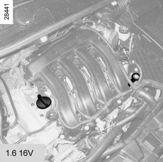 MOTOROLAJSZINT: utántöltés, feltöltés (1/3) 1 1 2 2 Utántöltés/feltöltés A jármű legyen vízszintes talajon, álló és hideg motorral (például az aznapi első elindulás előtt).
