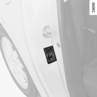 GÉPJÁRMŰ AZONOSÍTÓ TÁBLA A A 3 4 5 10 6 9 7 8 1 2 B Minden levelében vagy megrendelésében tüntesse fel a gyártmánytáblán lévő adatokat.