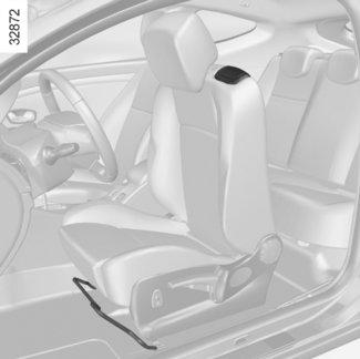 HOZZÁFÉRÉS A HÁTSÓ ÜLÉSEKHEZ (HÁROMAJTÓS VÁLTOZAT) 2 Kézi működtetésű ülések Húzza fel a kart 1, és csúsztassa az ülést előre.