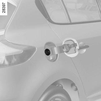 ÜZEMANYAGTARTÁLY (1/3) A Az üzemanyagtartály űrtartalma: körülbelül 59 liter. A gépkocsi nyitott állapotában, a fedél B nyitásához illessze az ujját a nyílásba C.