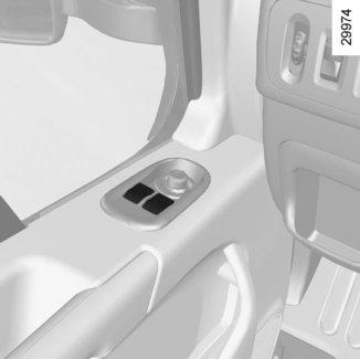 ABLAKOK (1/2) 1 3 2 Elektromos ablakemelő Bekapcsolt gyújtás mellett: nyomja le az adott ablak kapcsolóját, hogy az üveg a kívánt szintre süllyedjen; húzza fel az illető ablak kapcsolóját, hogy az