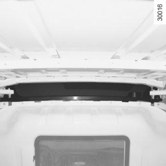 A hátsó tér felső rakodópolca 36 Kizárólag csomagok számára.