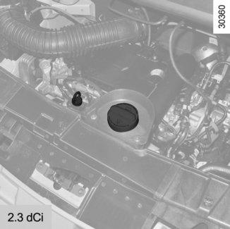 MOTOROLAJSZINT: utántöltés, feltöltés (1/2) Motorolajcsere Gyakoriság: kövesse a Jótállás és karbantartás c. füzet utasításait.