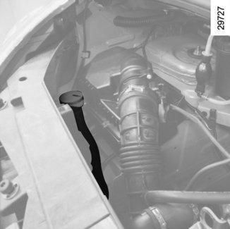 FOLYADÉKSZINTEK (2/3) 2 A folyadékszint ellenőrzésének gyakorisága Rendszeresen ellenőrizze a hűtőfolyadék szintjét (a motort súlyos károsodások érhetik, ha nincs elegendő hűtőfolyadék).
