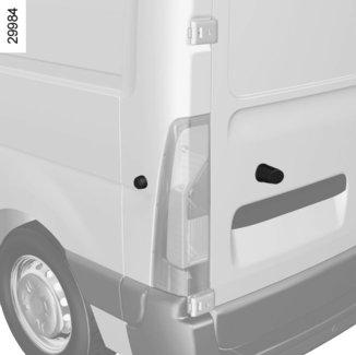 Nyitás belülről Engedje le a kilincset 7, és nyomja meg az ajtót A. Húzza meg a kilincset 8, és nyissa ki az ajtót B.