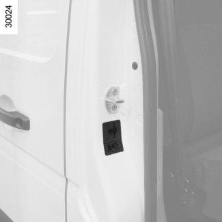 GÉPJÁRMŰ AZONOSÍTÓ TÁBLA (1/2) A 1 A 3 2 4 5 10 6 9 7 8 Minden levelében vagy megrendelésében tüntesse fel a gyártmánytáblán lévő adatokat. Gyártmánytábla A 1 A gyártó neve.