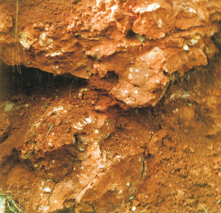 Gilbert korú típusos vörösagyagok a geomorfológiai viszonyoktól függően olykor