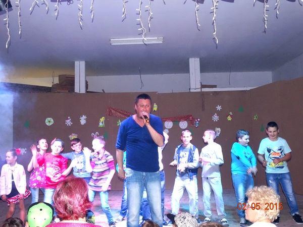 A humoros zenei tudását bizonyítván a hegyközcsatári kultúrházban jelenlévők hasukat fogták a nevetéstől másfél órán keresztül, hiszen sokszor visszahívták tapsolták, ő pedig engedett a közönség