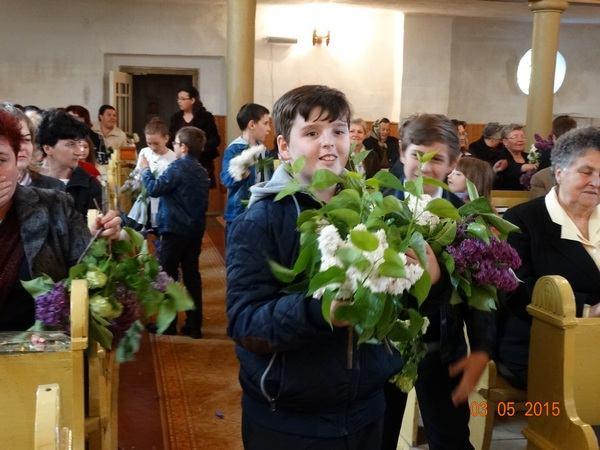 3 KÖZSÉGI DOBSZÓ 2015 MÁJUS Anyáknapja a csatári református templomban Örömkönnyekkel záródott a hegyközcsatári református templomban vasárnap délelőtt az anyák napi Istentisztelet 2015.