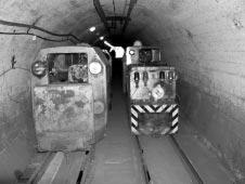 8. ábra: GANZ 9 t-ás felsõvezetékes mozdony és a kemencei E19-es Tokod-altárón (fényképezte Molnár Márk 2007. 11. 10.