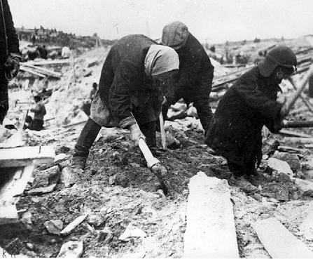 18 A szovjet katonák azzal nyugtatták a begyűjtött lakosságot, hogy csak kis, párnapos munkáról, málenkij