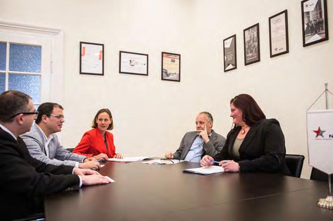 Ezzel párhuzamosan a Bizottság által létrehozott munkacsoportokban olyan alapkutatások folynak, amelyek a pártállam működésének, legfontosabb szervezeteinek és vezető tisztségviselői körének
