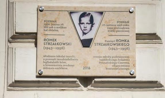 Romek Strzałkowski valamint a gyermek mártír magyar párhuzamaként Mansfeld Péter emlékét Poznańban emléktábla őrzi, továbbá utcát is elneveztek a kommunizmus ifjú lengyel és magyar áldozatáról.