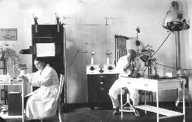 PÁPA ARNOLD DR. (*1883-1949) ügyvezető községi orvos. 1883ban, Pozsonyban született. Oklevelét 1907-ben szerezte. Nyitrán, Pozsonyban, Linzben működött a kórházakban, mint gyakorló orvos.