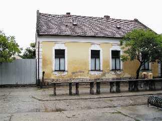 található (Felesége: Dr. Pápa Arnoldné, szül.