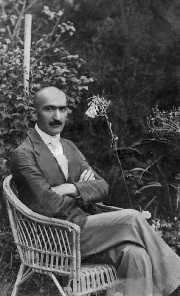 DR. PÁPA ARNOLD (*1883-1949) Sírfeliratuk az alábbiakban hirdeti emberi nagyságukat: Pápa Arnold dr.i. községi TB. VM.