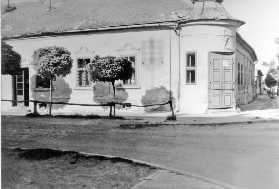 A KORONAY-NEMESI KÚRIA, A KÉSŐBBI KORONA-SZÁLLÓ ÉS VENDÉGLŐ ÉPÜLETE Beke Kálmán 1943-ban felmondja a szálloda vezetését, hasonlóan 1944ben az 1944/5831 számon kiváltott vegyeskereskedő-zsibárus