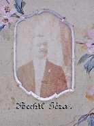 HECHTL (HECHT) GÉZA (*1886-1927) papírkereskedő és könyvkötő. Az ipartestület részére mintegy 20.000 kötetes magánkönyvtárat tartott fenn, amelyet az egyesület 1912. májusában megvásárolt.