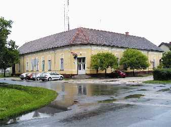 RIPP BERNÁTH (*1878-1944) fűszer- és gyarmatáru nagykereskedő, a Chevra Kadisa (= szentegylet) és a bácsalmási Izraelita Hitközség volt elnöke. 1878-ban született Bácsalmáson.