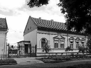 Sírja a zsidó temető II. sírsorának 8. parcellájában található. Apai nagynénje Beck Leonóra (*1840. Bácsalmás- 1909. Bácsalmás) pedig a II. sírsorában nyugszik (HORVÁTH-SÖVÉNY-SZÉNÁSINÉ, 2000).