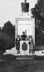 KALMÁR KÁROLY (*1880-1931) 1880.08.05-én született Monoron. Okleveles kertészmérnök. A középiskoláit Szegeden, az Egyetemet Budapesten végezte. Működését Bácsalmáson kezdte meg.