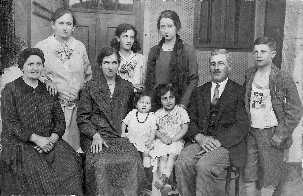 STEINER ADOLF CSALÁDJA 1933-BAN (balról Kohn Sándorné nagymama, Steiner Adolfné, S. Katalin, S. Regina, S. Adolf, S. József, a hátsó sorban balról Kohn Janka, S. Jozefa, S.
