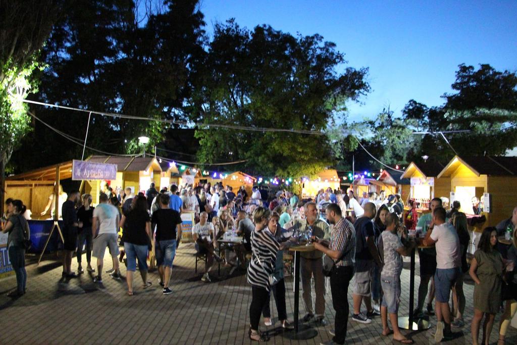 8 borászat, további 10 szolgáltató közreműködésével zajlott az esemény. Részvételi létszám: cc 3500fő (2 napon).