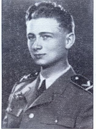 130 4-én Bejczy József repülő szds, a 3. század parancsnoka és Kovács Sándor repülő hadnagy nem tért vissza. 164 Más szerzők szerint Sándort a Puma I/2 szd. repülőgépvezetőjeként 22 éves korában 1944.