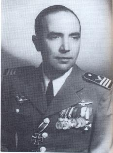 43 Február végén települt át a Repülő Kiképző Akadémia 56 az utánunk következő évfolyam 1944. november 15-én végzett tisztjeivel. Parancsnokuk Emmerling István szds