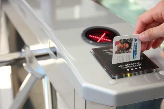 visszajelzést az áthaladás tényleges megtörténtéről. Felépítés A ProxerGate3 forgókaros beléptető egy formatervezett, esztétikus megjelenésű önműködő kapu.