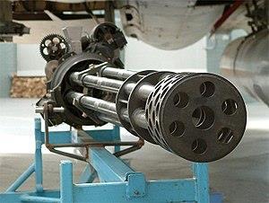13. ábra M61A1 Vulcan kiszerelt állapotban egy F 4 Phantom II alatt [25] 5.1.4 GAU-8 AVENGER A GAU-8 Avenger-t az A-X (Attack Experimental) program az A-10 Thunderbolt is ehhez a programhoz tartozott fejlesztették ki a General Electric és a Philco-Ford cégek kooperációjában.