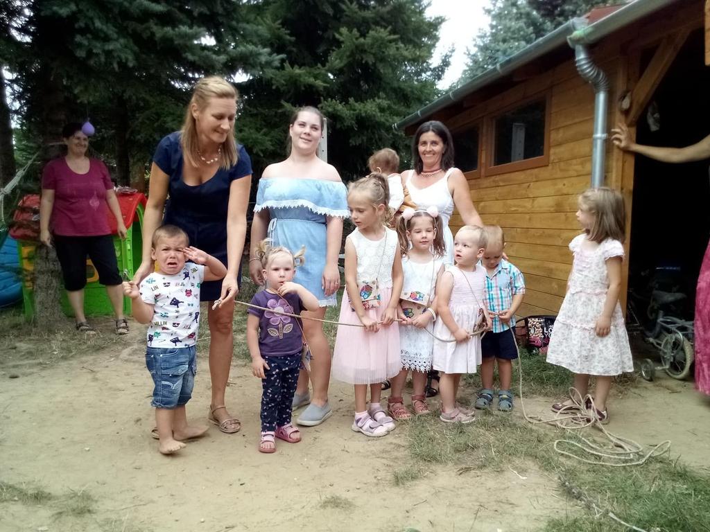 Augusztus 30-án elbúcsúztattuk a vakációt, velünk voltak kisebbek, nagyobbak ezen a napon is, mint a nyár folyamán többször egész napos vendégünk volt Farsang Adrianna kézművesnő és elhozta