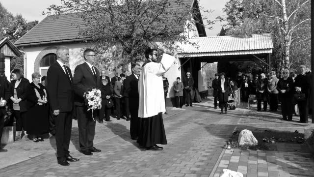 2. oldal 2018. december (folytatás az előzõ oldalról) Remény. Remény. REMÉNY! A halk zene és a monitorok zúgása mellett rázuhant a múlt.