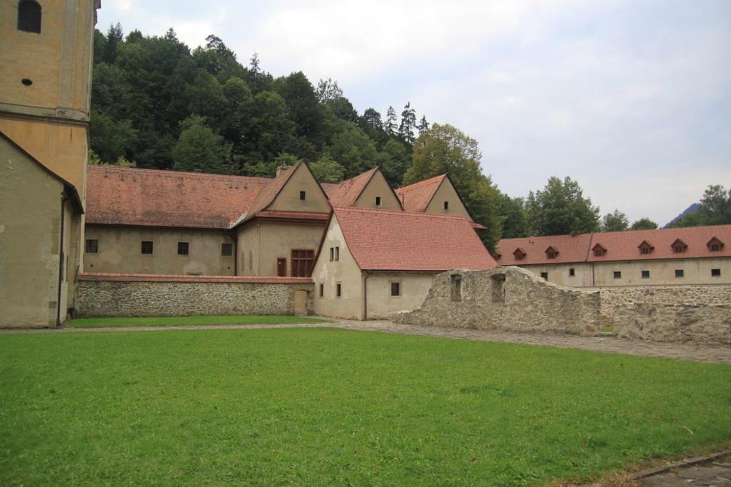 Szerző. 2.