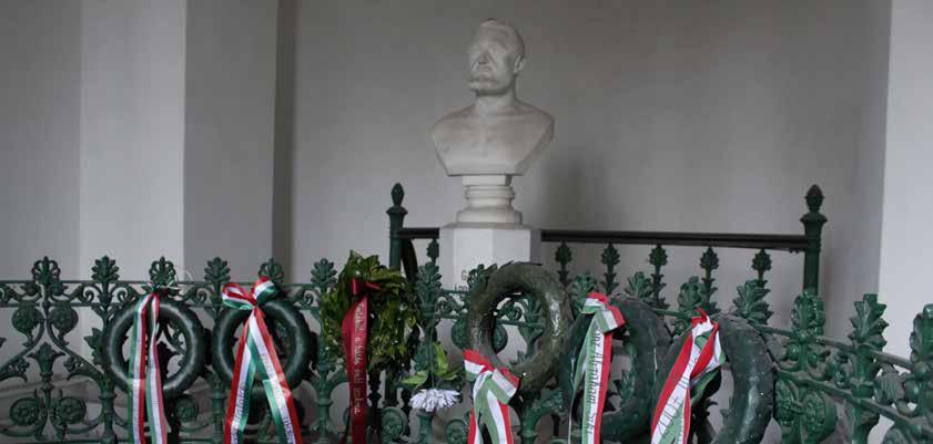 Ganz Ábrahám 1863-64-ben Ybl Miklóssal építtette a Széchenyi rakparti bérházát, így érthető, hogy halála után a család ugyancsak őt bízta meg a kerepesi temetőben a Fiumei út és Salgótarjáni út