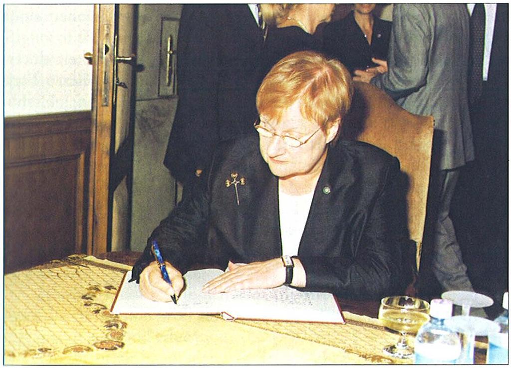SORON KÍVÜLI TISZTELETBELI DOI(TORAVATÁSA (2002. augusztus 27.) Tarja Halonen, a Finn Köztársaság elnö'ke Az Eötvös Loránd Tudományegyetem aulájában 2002.