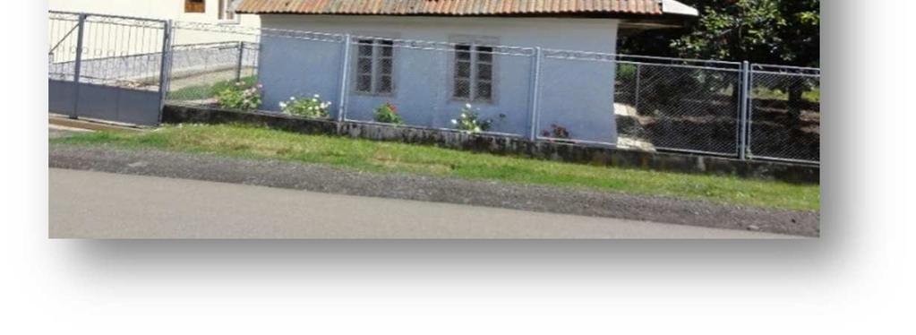 Az épületek jellemző tetőfedése a kerámia cserép.